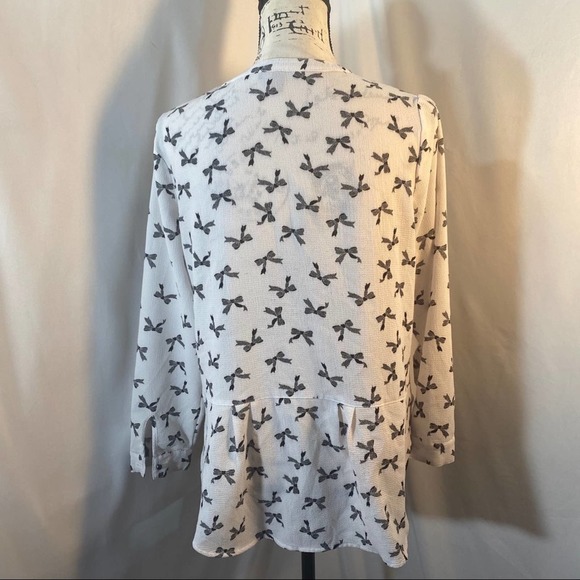 Roz & Ali Woman's Stretch V-Neck Half Button Down Bow Pattern Blouse M - Picture 4 of 7